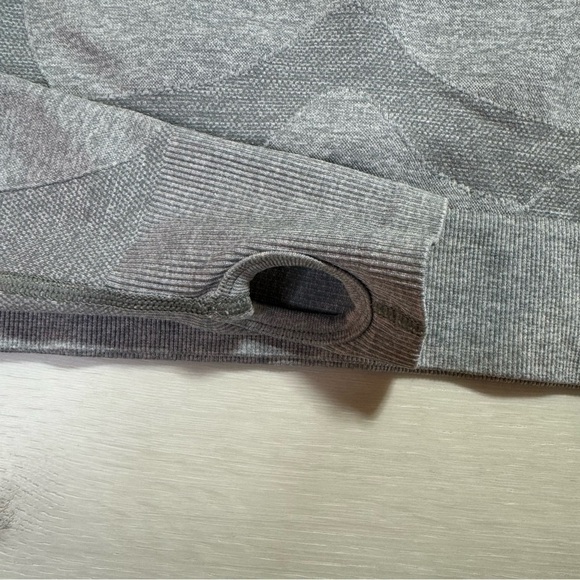 Gymshark Seamless Sports Long Sleeve Crop Top, Heather Gray, Size Small - Picture 7 of 9